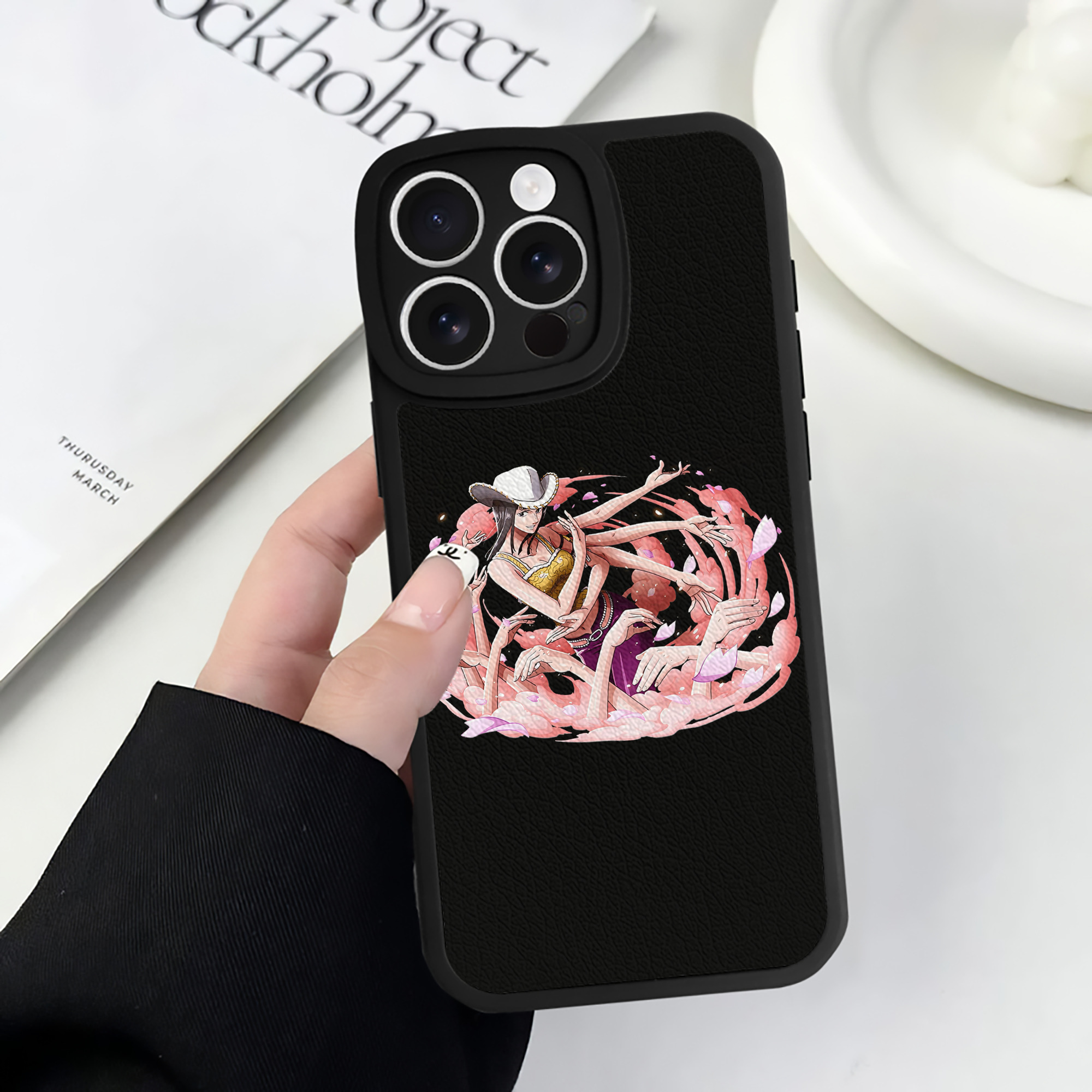 （画像用） ワンピース ニコ・ロビン ONE PIECE Nico Robin 【iPhone 16シリーズ対応】シリコンスマホケース（レザー調） 材質：シリコン